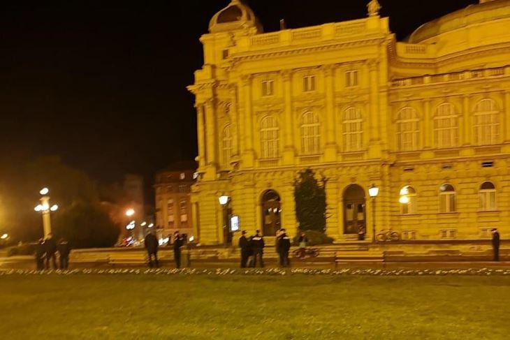Prostor ispred HNK nakon policijske racije (Foto Jutarnji list)