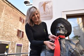Simbolično  vezivanje kravate na spomeniku Jamesu Joyceu u Puli (Snimio Duško Marušić Čiči)