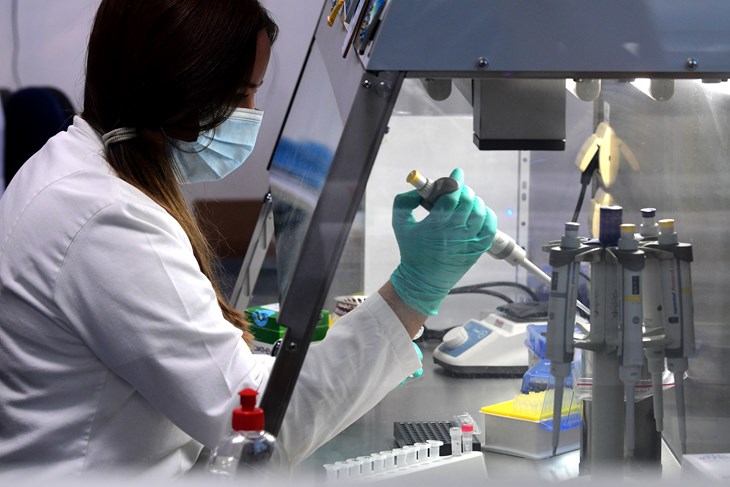 ZAVOD ZA JAVNO ZDRAVSTVO ISTARSKE ZUPANIJE, LABORATORIJ SLUZBE ZA MIKROBIOLOGIJU, TESTIRANJE UZORAKA, PANDEMIJA KORONAVIRUSA, COVID-19, PULA, 02.10. 2020. SNIMIO MILIVOJ MIJOSEK