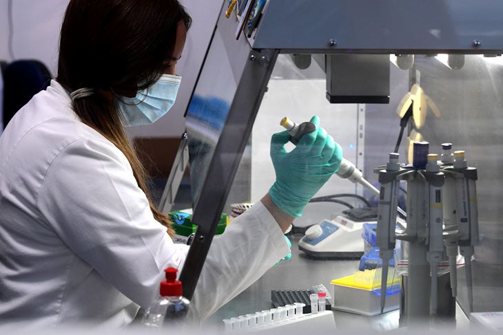 ZAVOD ZA JAVNO ZDRAVSTVO ISTARSKE ZUPANIJE, LABORATORIJ SLUZBE ZA MIKROBIOLOGIJU, TESTIRANJE UZORAKA, PANDEMIJA KORONAVIRUSA, COVID-19, PULA, 02.10. 2020. SNIMIO MILIVOJ MIJOSEK