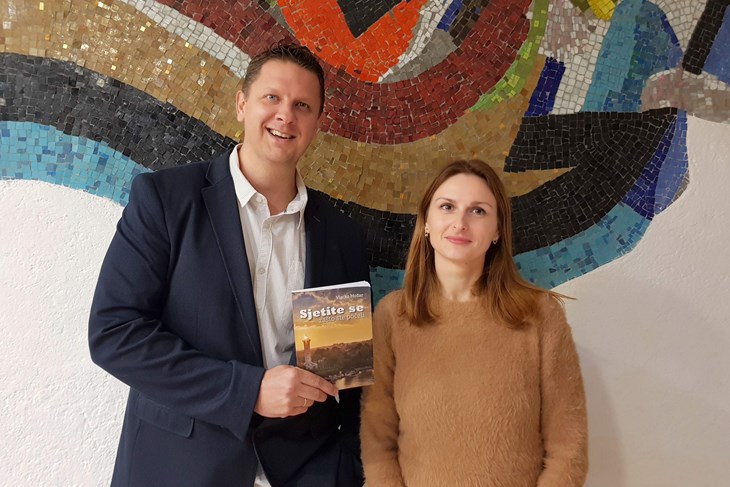 Vlatko Možar i voditeljica buzetske Gradske knjižnice Dijana Kolaković Prodan