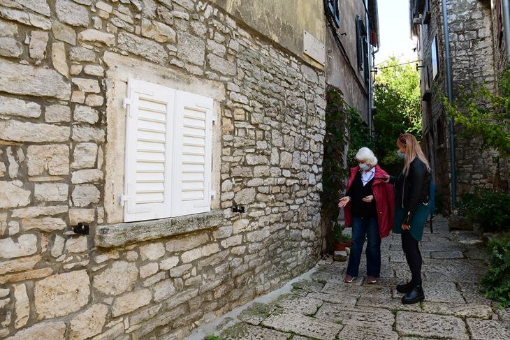 Brunoslava Cerovac pokazuje mjesto gdje se navodno slijeva septička iz susjedne kuće (M. Mijošek)