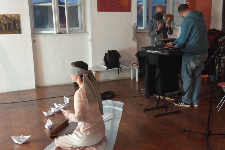 Performans umjetničke skupine The Sinergy Ensemble izveden je u Dnevnom boravku Rojca bez publike (Arhiva Gradske radionice)
