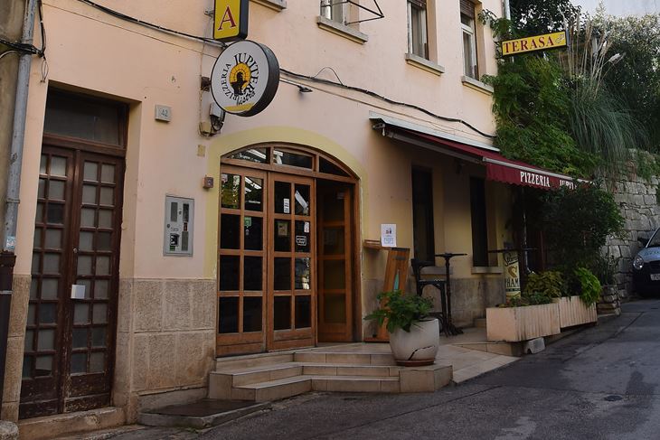 Pizzerija Jupiter uvijek na istom mjestu u Ulici Castropola (Snimio Duško Marušić Čiči)