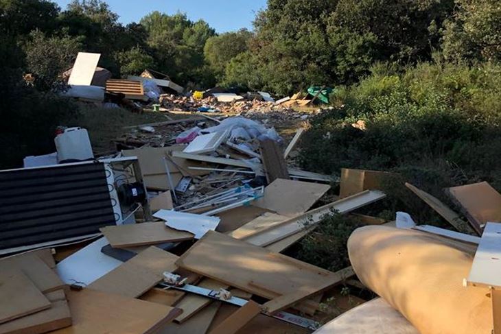 Jedno od brojnih smetlišta na Vallelungi snimljeno početkom ljetne sezone