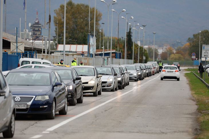 Zagrepčani u kolonama čekaju testiranje na koronavirus (Snimio Marko Todorov / Cropix)