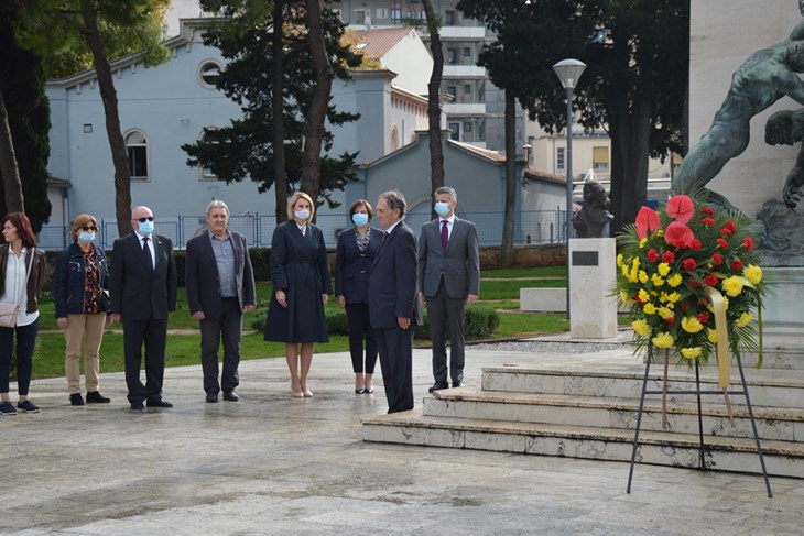 Polaganje vijenaca na spomenik na pulskoj Rivi (Foto: Grad Pula)