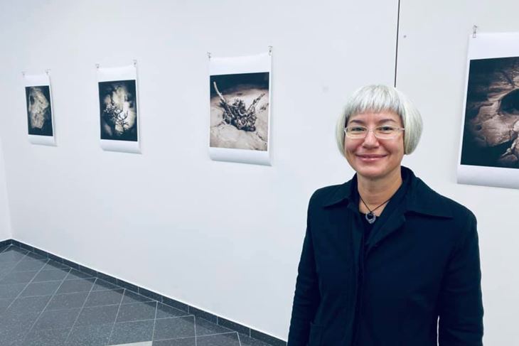 Helga Goran uz svoje radove pod nazivom "cracks that let the light in / pukotine kroz koje ulazi svjetlost"