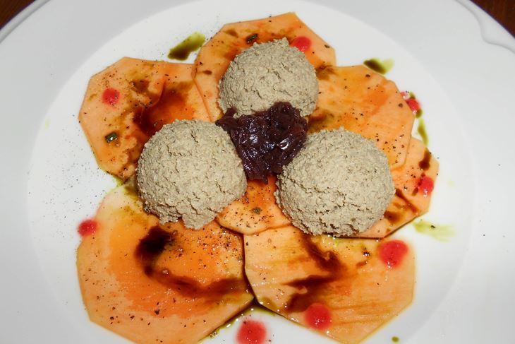 Originalni carpaccio od sirove cuke s domaćom svinjskom paštetom iz konobe Doma (Snimio Davor Šišović)