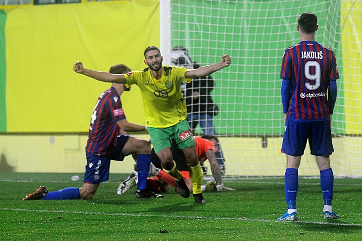 ZASLUŽENO SLAVLJE - Einar Galilea je začeo akciju za jedini gol (Snimio Dejan Štifanić)
