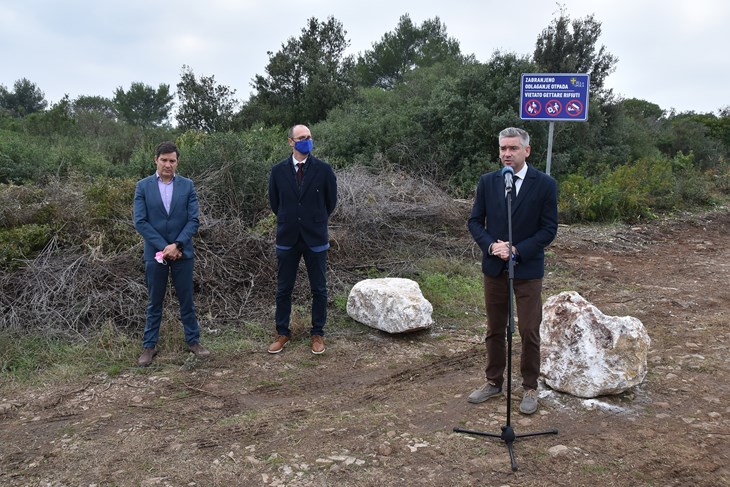 Na susretu s novinarima na mjestu nekad najvećeg divljeg deponija u Puli - Igor Stari, Tiziano Sošić i Boris Miletić (Snimio Duško Marušić Čiči)