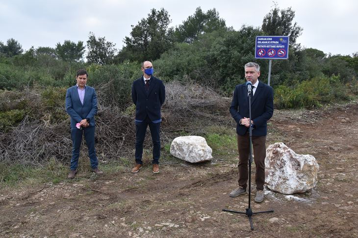 Na susretu s novinarima na mjestu nekad najvećeg divljeg deponija u Puli - Igor Stari, Tiziano Sošić i Boris Miletić (Snimio Duško Marušić Čiči)