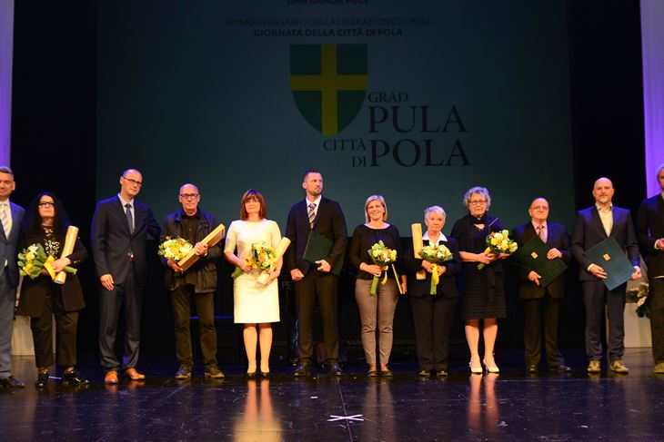 Prošlogodišnji laureati na tradicionalnoj svečanosti u INK-u na Dan grada Pule (Snimio Dejan Štifanić)