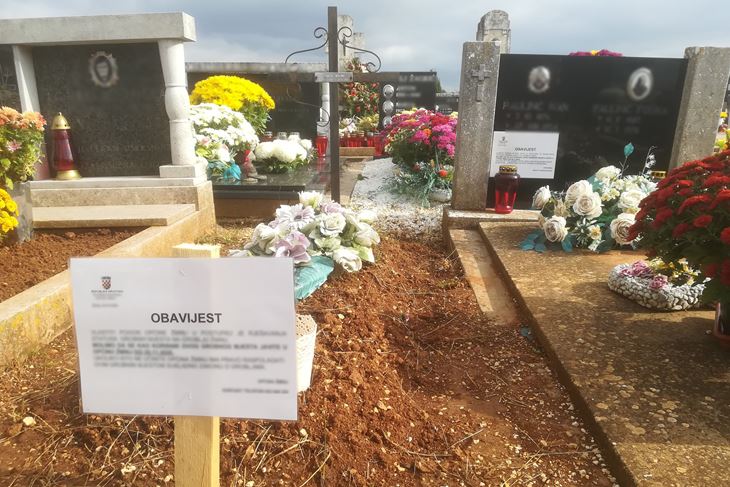 Obavijesti na grobovima u Žminju (Foto: čitatelj)