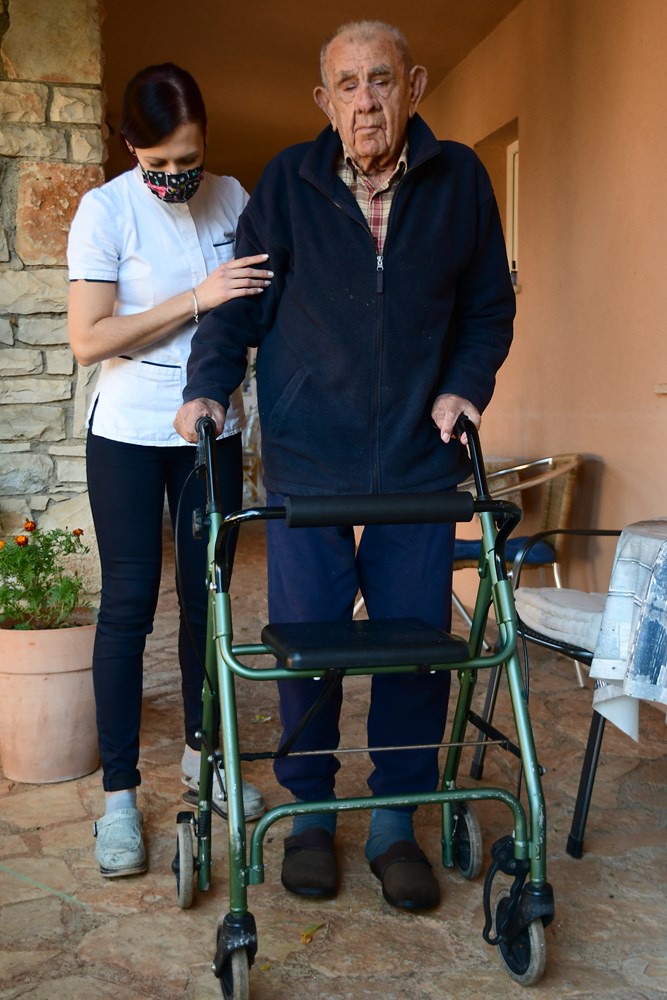 Kristina Jelenić sa štićenikom obiteljskog doma za starije Villa Elisa (Snimio Milivoj Mijošek)