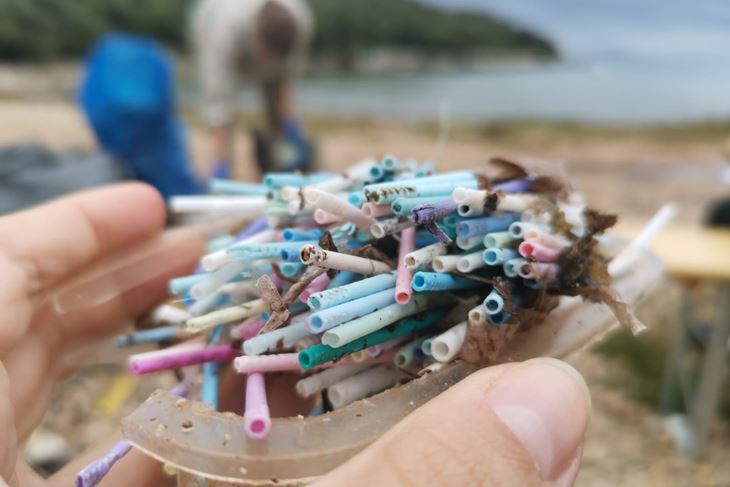 Zastrašujuće puno ima plastičnih slamki