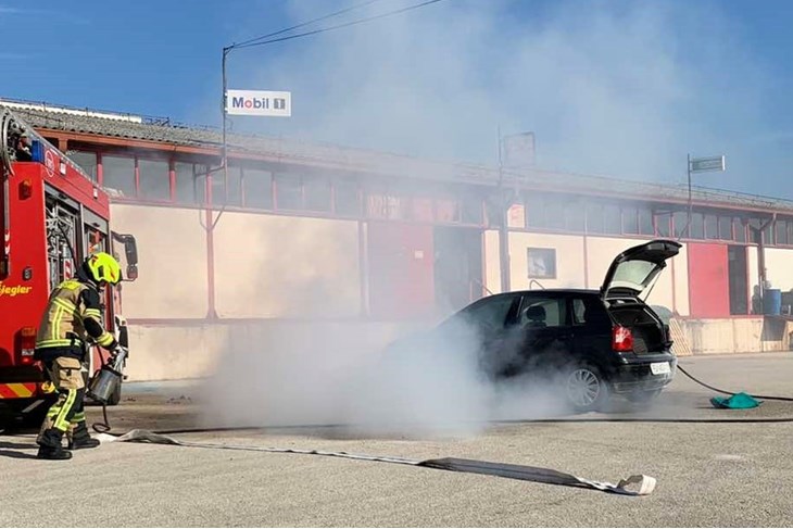 Gašenje požara automobila u Poreču (Foto: Vatrogasci Poreč)