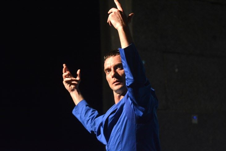 Ognjen Vučinić u predstavi "Rave (On)!" (Snimio Danilo Memedović)