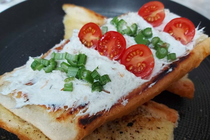 ZEMBINA ŠKOLA KUHANJA: Bruschette s bakalajom, pomidorom i celerom by The Outlaw Chef