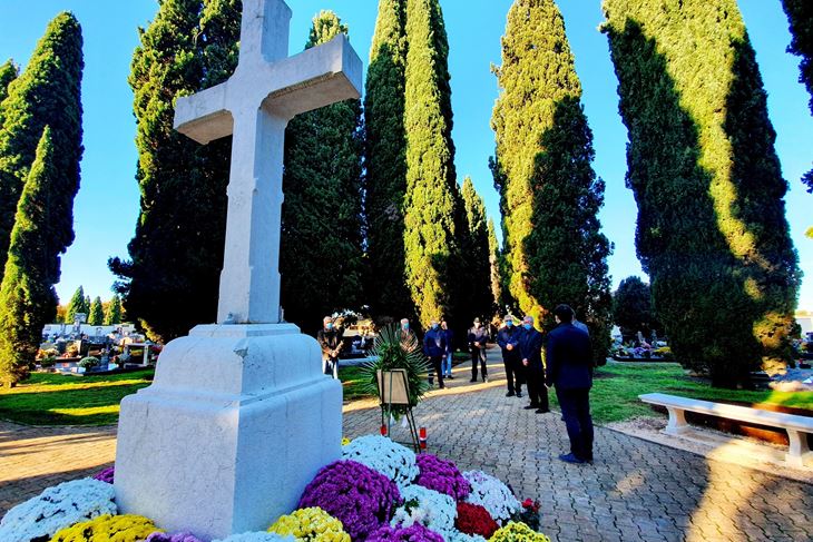 Polaganje vijenaca i paljenje svijeća
