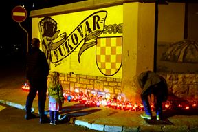 Paljenje svijeća u Vukovarskoj ulici u Puli (Snimio Dejan Štifanić)