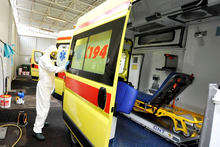 RI2703ED30.jpg RIJEKA, 27.03.2020. RIJEKACOVID 19 CORONA KORONA VIRUS EPIDEMIJA NA FOTO DJELATNICI TVRTKE DEZINSECIJA RIJEKA VRSxE DEZINFEKCIJU KOLA ZAVODA ZA HITNU MEDICINSKU POMOCxx PRVA POMOCxx HITNA POMOCxx..NA LOKALITETU GARAZxE KBC-A RIJEKA (RIJECxKA BOLNICA)SNIMIO: SERGEJ DRECHSLER 