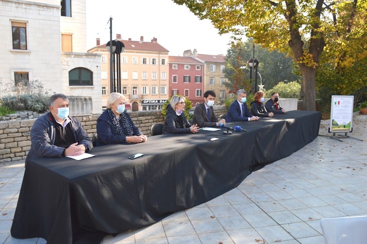S konferencije za novinare