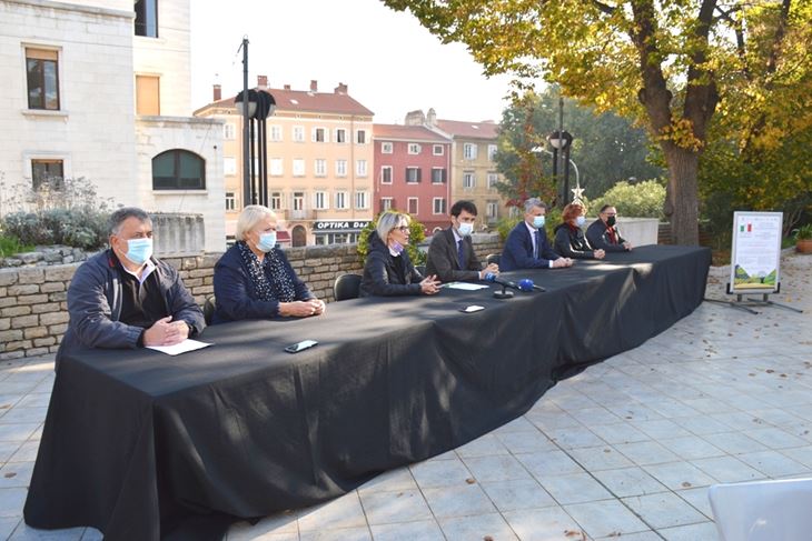 S konferencije za novinare