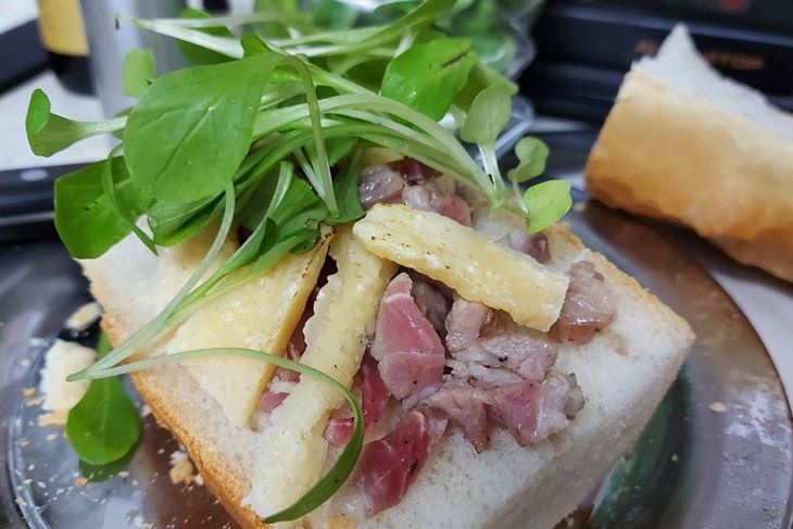 ZEMBINA ŠKOLA KUHANJA: Zarebnjakov sandwich na matovilcu i mortadeli by The Outlaw Chef
