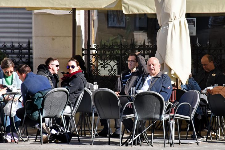 Gradjani16_dam_111120.JPG 1111.2020., Pula - Pula okupana suncem, kafici puni.Maske malo da malo ne .Korona sto je to??foto :Dusko Marusic- Cici