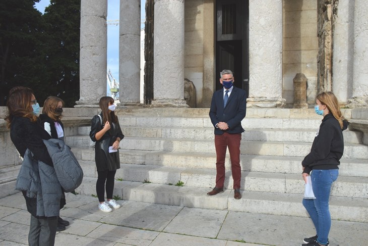 Susret ispred Komunalne palače