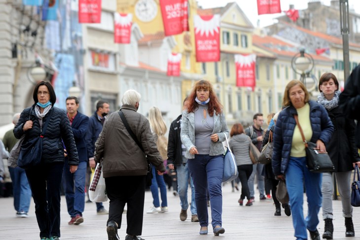 G2610MG20.jpg Rijeka 26.10.2020.Usprkos  korona virusu Korzo vrvi ljudima Foto Marko Gracin 