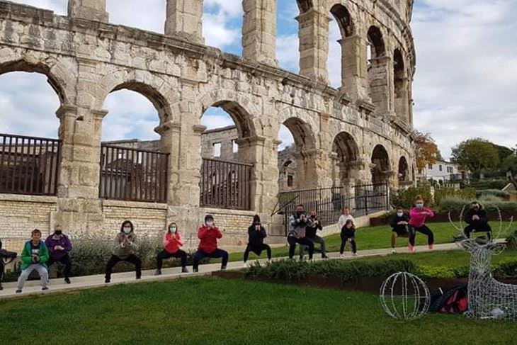 Pulski fitness treneri rade čučnjeve ispred Arene