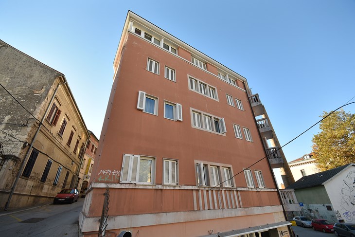 Zgrada u ulici Castropola u Puli gdje se nalazi stan u kojem se dogodio pokušaj ubojstva (Snimio Duško Marušić Čiči)