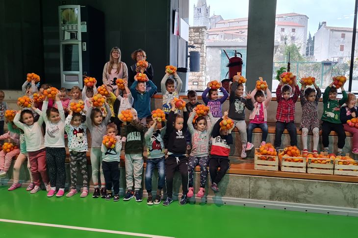 Djeca s vitaminskim paketima OPG-a Šuman