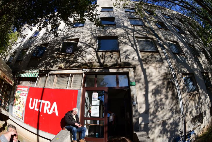 U samačkom hotelu u Ulici Mate Balote živi stotinjak ljudi (Snimio Milivoj MIJOŠEK)