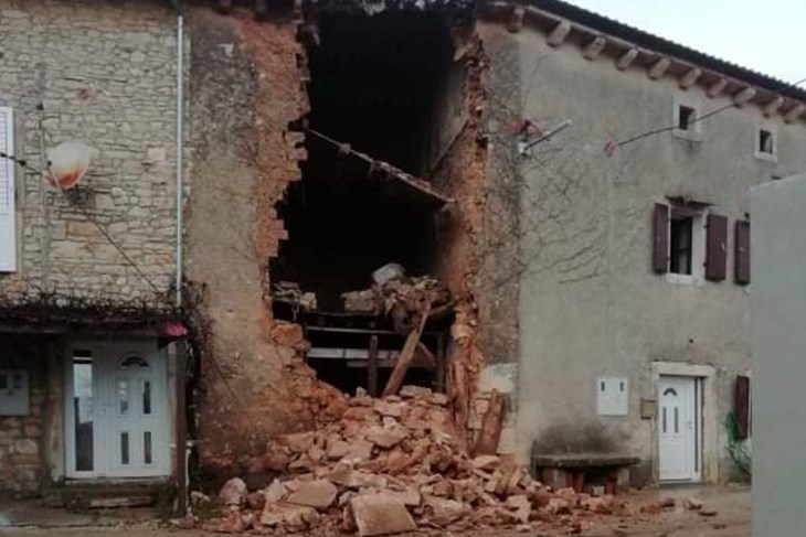 Urušila se zgrada u centru Marčane (Snimila čitateljica)