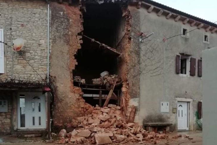 Urušila se zgrada u centru Marčane (Snimila čitateljica)