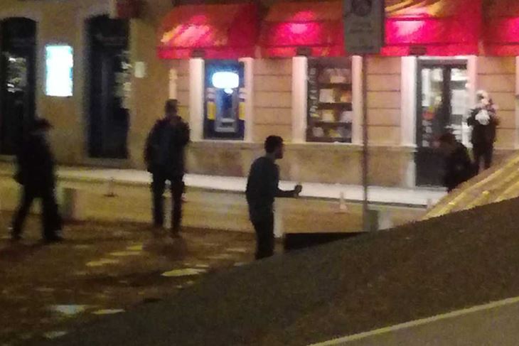 Mladić sa škarama na pulskoj Portarati neposredno prije policijske intrvencije (Snimio čitatelj)
