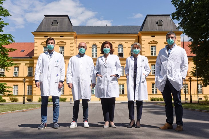 Klinika za psihijatriju Vrapče ustrojila je Call centar za psihološku pomoć putem telefona i interneta. Na slici dio liječničke ekipe (Snimio Darko Tomas/Cropix)