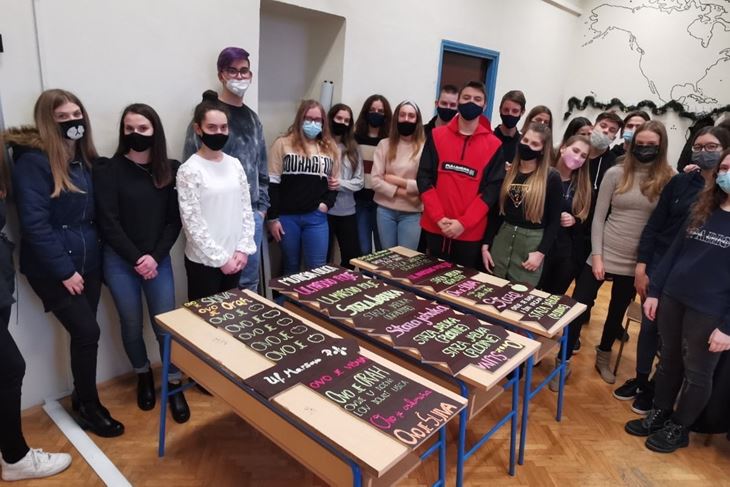 Gimnazija Pula izradili putokaze za Stazu jabuka na Pragrandeu