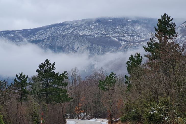 Pogled na Orljak čiji je vrh u oblaku (Snimio Enes Seferagić Enki)