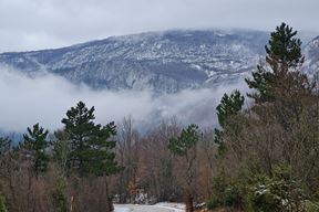 Pogled na Orljak čiji je vrh u oblaku (Snimio Enes Seferagić Enki)