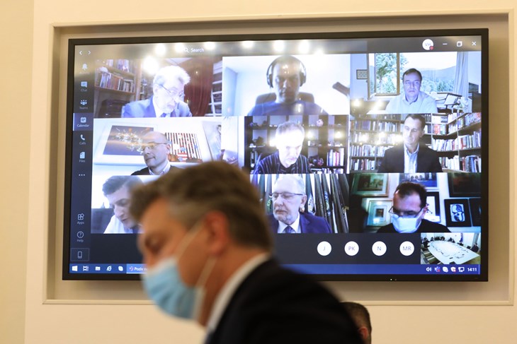 Online sjednica Znanstvenog savjeta za suzbijanje epidemije - premijer Andrej Plenković i znanstvenici na monitoru (Hina)