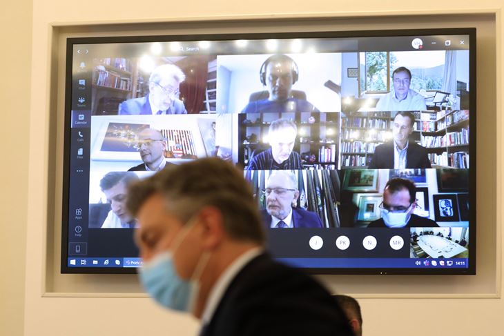 Online sjednica Znanstvenog savjeta za suzbijanje epidemije - premijer Andrej Plenković i znanstvenici na monitoru (Hina)