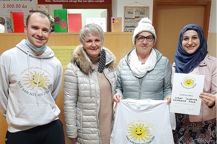 Članice Zirata izdašne darove predale Igoru Lopariću (Snimila Lara Bagar)