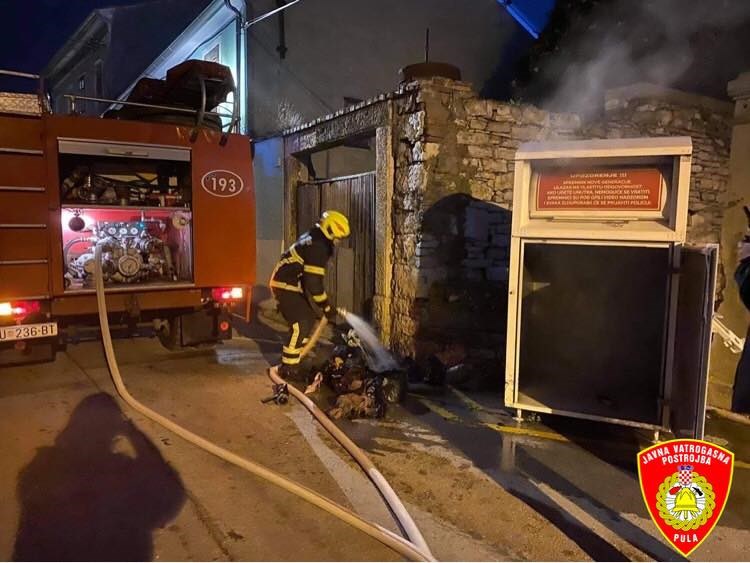 Požar spremnika za rabljenu odjeću u Ulici Castropola (Foto JVP Pula)