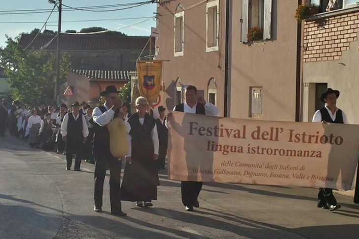 Istriotski, Sisan