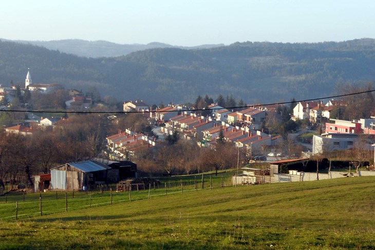 Na području Starog Pazina poticala bi se gradnja obiteljskih kuća (A. DAGOSTIN)