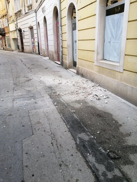 Jutros se urušio dio vijenca sa zgrade u Ulici Sergijevaca (Snimila čitateljica)